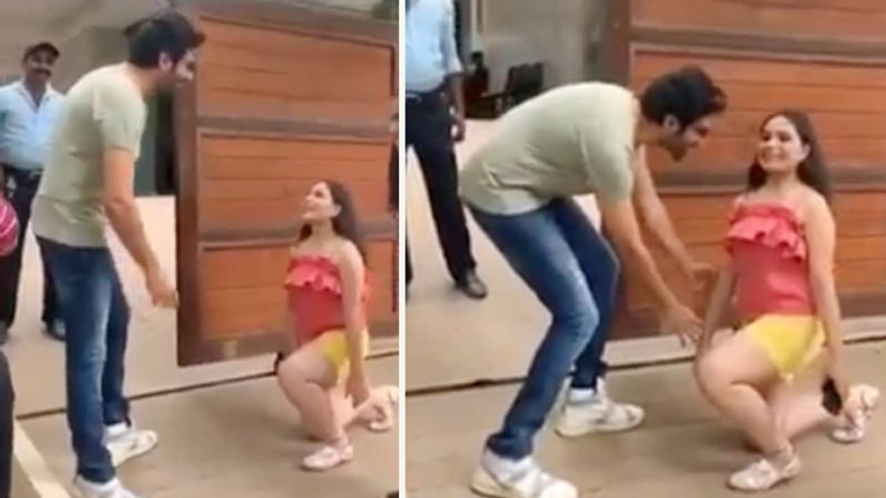 बीच सड़क घुटनों पर बैठकर 'सोनू' को लड़की ने किया प्रपोज, यूजर बोला, 'सारा से डर नहीं लगा दीदी आपको' बीच सड़क घुटनों पर बैठकर 'सोनू' को लड़की ने किया प्रपोज, यूजर बोला, 'सारा से डर नहीं लगा दीदी आपको'