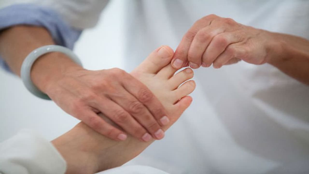 জেনে নিন ঝিঁঝি ধরার আসল কারন , দীর্ঘসময় ঝিঁঝি ধরলে চিকিৎসকের পরামর্শ নিন জেনে নিন ঝিঁঝি ধরার আসল কারন , দীর্ঘসময় ঝিঁঝি ধরলে চিকিৎসকের পরামর্শ নিন