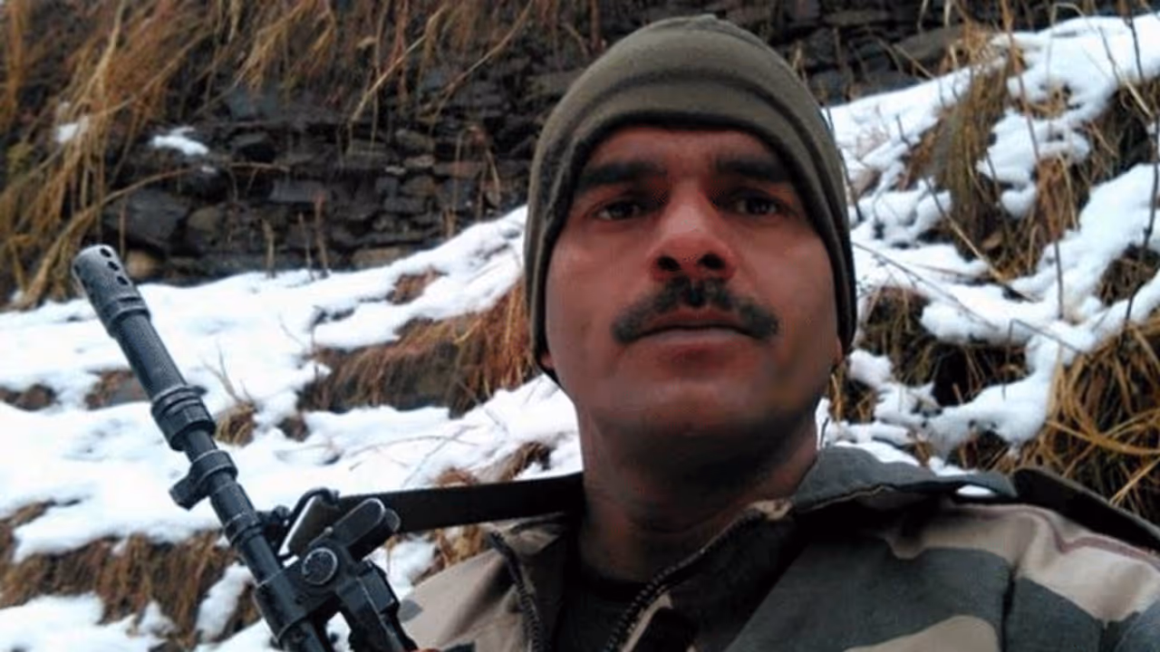 BSF के पूर्व जवान तेज बहादुर ने ज्वाइन की यह पार्टी, मोदी के खिलाफ भी लड़ना चाहते थे चुनाव BSF के पूर्व जवान तेज बहादुर ने ज्वाइन की यह पार्टी, मोदी के खिलाफ भी लड़ना चाहते थे चुनाव