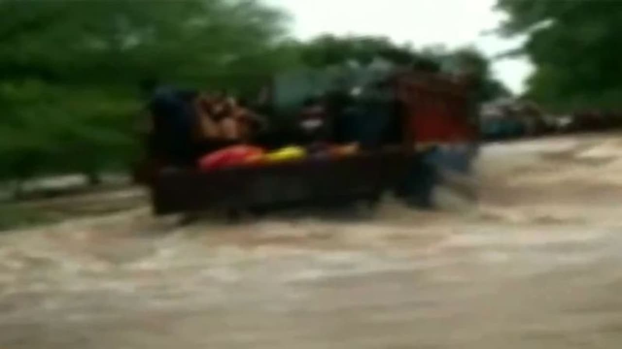 വെള്ളക്കെട്ട് മറികടക്കാന്‍ വിദ്യാര്‍ത്ഥികളെ ട്രെക്കില്‍ കയറ്റി, കുത്തൊഴുക്കില്‍ ട്രെക്ക് ഒഴുകിപ്പോയി