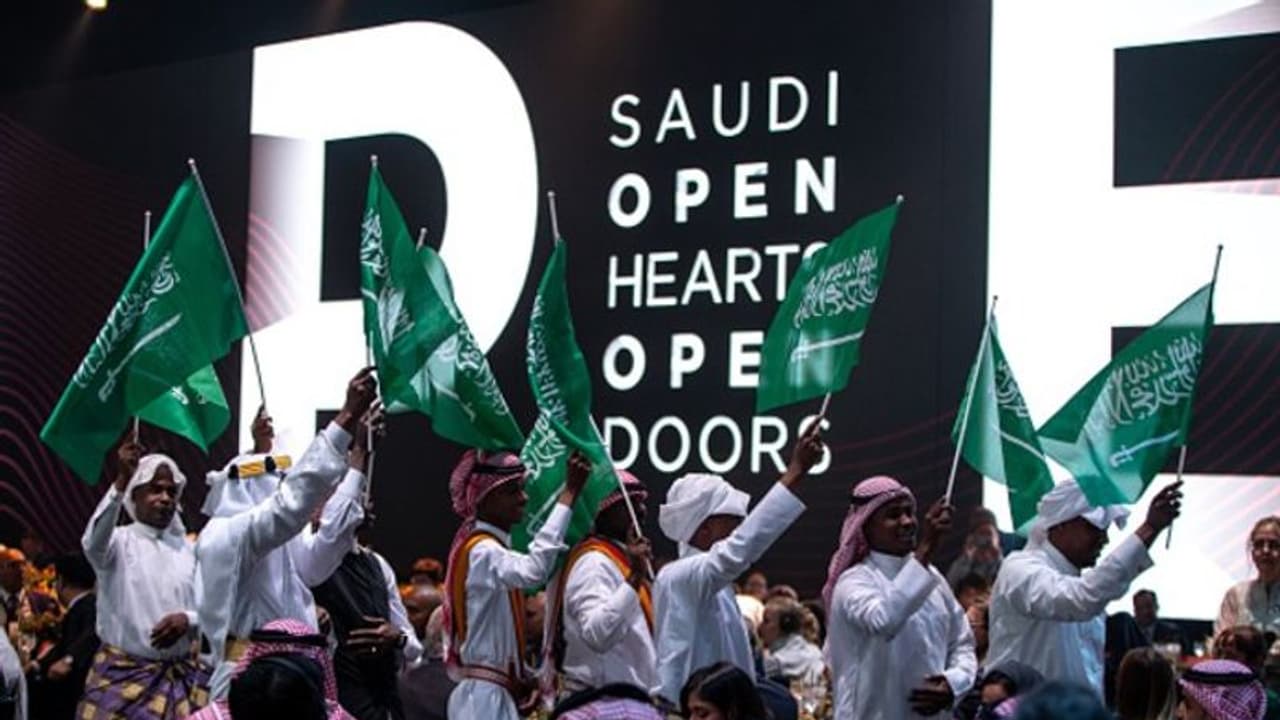 হৃদয় এবং দরজা খুলল সৌদি, তবে শর্তসাপেক্ষে, চুমু মদ আর কী আছে নিষেধের তালিকায় হৃদয় এবং দরজা খুলল সৌদি, তবে শর্তসাপেক্ষে, চুমু মদ আর কী আছে নিষেধের তালিকায়