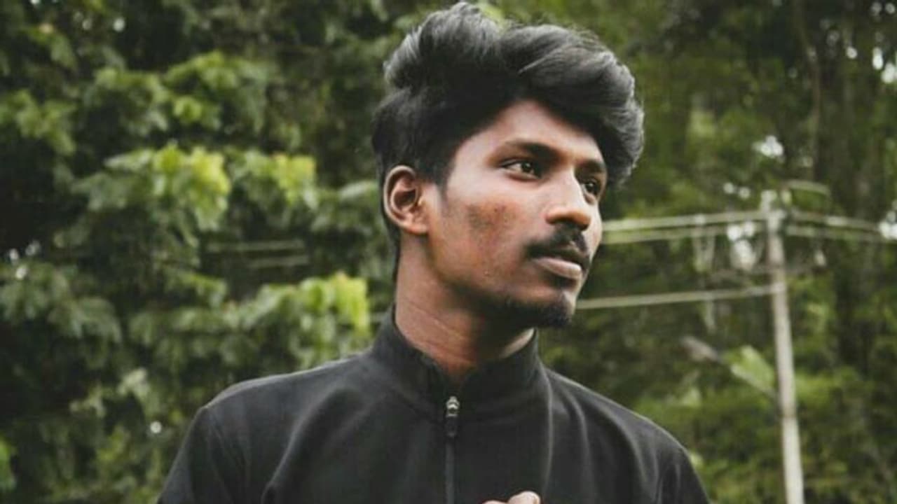 ബൈക്കിൽ മത്സരയോട്ടം; കൊല്ലത്ത് യുവാവിന് ദാരുണാന്ത്യം ബൈക്കിൽ മത്സരയോട്ടം; കൊല്ലത്ത് യുവാവിന് ദാരുണാന്ത്യം