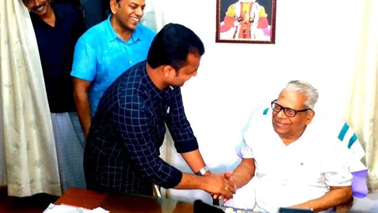 'സഖാവിന്റെ വാക്കുകള് ആവേശകരമായിരുന്നു'; വിഎസിനെ കണ്ട വി കെ പ്രശാന്ത് പറയുന്നു 'സഖാവിന്റെ വാക്കുകള് ആവേശകരമായിരുന്നു'; വിഎസിനെ കണ്ട വി കെ പ്രശാന്ത് പറയുന്നു