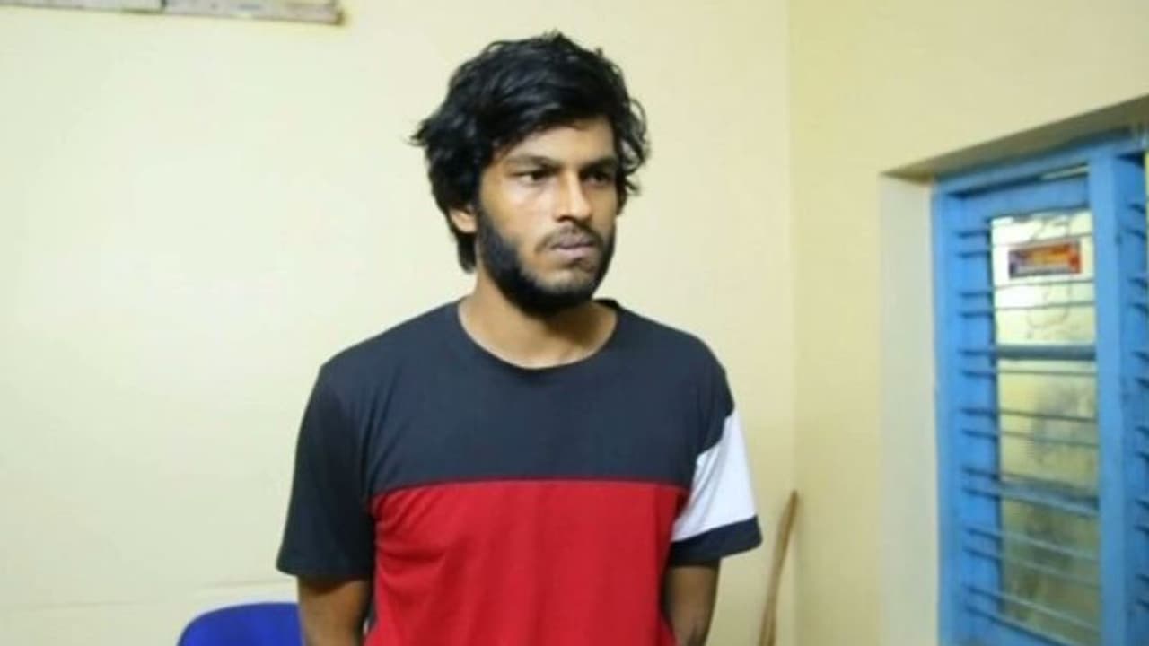 വിദ്യാർഥിനിയെ ബൈക്കിൽ തട്ടിക്കൊണ്ടു പോകാൻ ശ്രമം; ഇരുപത്തൊന്നുകാരന് പിടിയില് വിദ്യാർഥിനിയെ ബൈക്കിൽ തട്ടിക്കൊണ്ടു പോകാൻ ശ്രമം; ഇരുപത്തൊന്നുകാരന് പിടിയില്