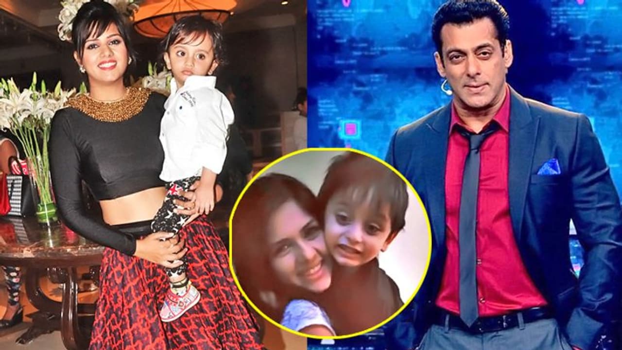 3 महीने के लिए बेटे से बिछड़ते वक्त इमोशनल हो गईं दलजीत, दिल रखने बेटे के साथ किया डांस 3 महीने के लिए बेटे से बिछड़ते वक्त इमोशनल हो गईं दलजीत, दिल रखने बेटे के साथ किया डांस