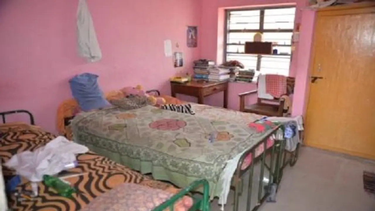 బాలికల హస్టల్లో చికెన్ బిర్యానీ వండి పెట్టిన యువకులు బాలికల హస్టల్లో చికెన్ బిర్యానీ వండి పెట్టిన యువకులు