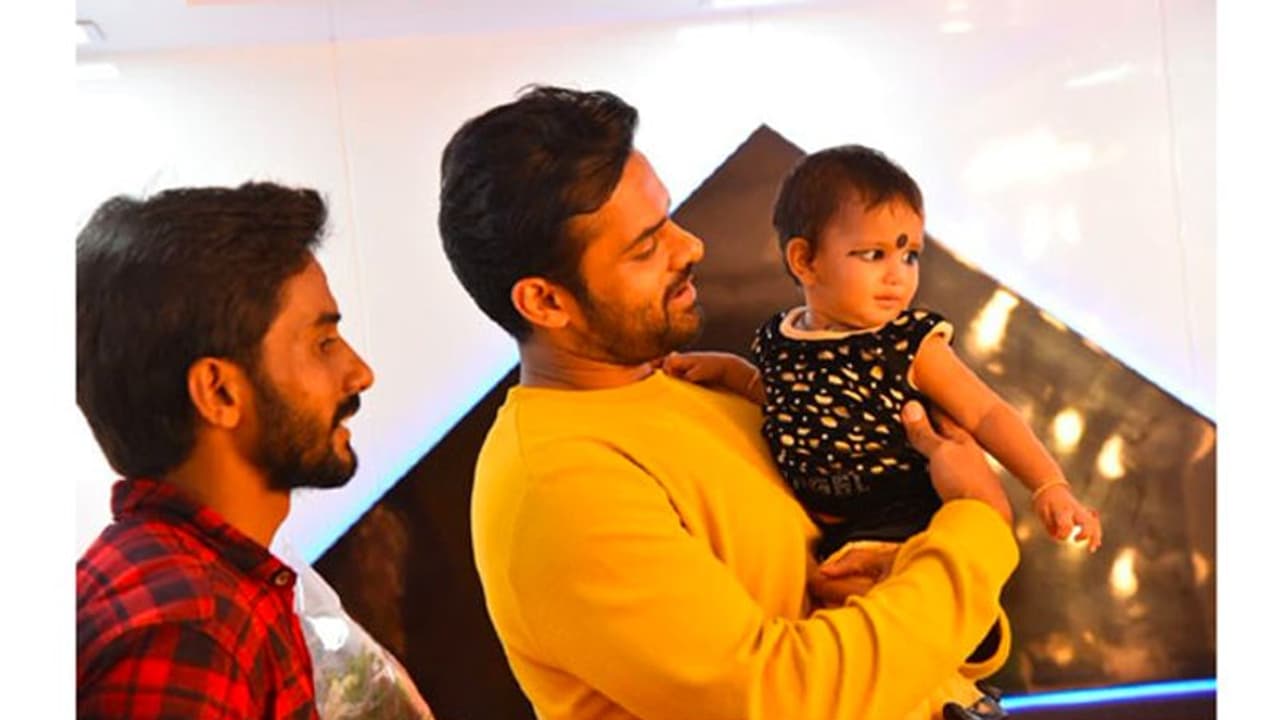 అభిమాని కూతురికి నామకరణం చేసిన మెగా హీరో అభిమాని కూతురికి నామకరణం చేసిన మెగా హీరో