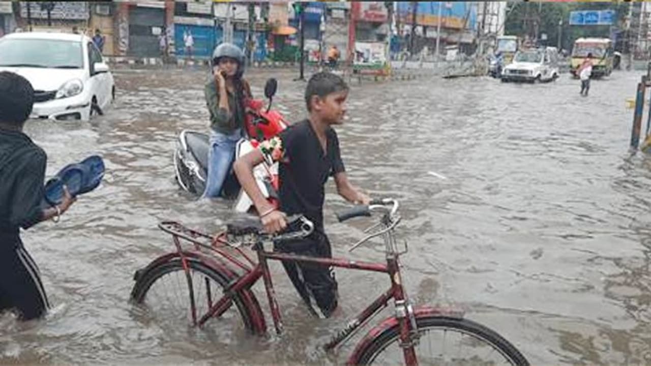 ಹುನಗುಂದದಲ್ಲಿ ಭಾರೀ ಮಳೆ: ಮನೆಗಳಿಗೆ ನುಗ್ಗಿದ ಹಳ್ಳದ ನೀರು ಹುನಗುಂದದಲ್ಲಿ ಭಾರೀ ಮಳೆ: ಮನೆಗಳಿಗೆ ನುಗ್ಗಿದ ಹಳ್ಳದ ನೀರು