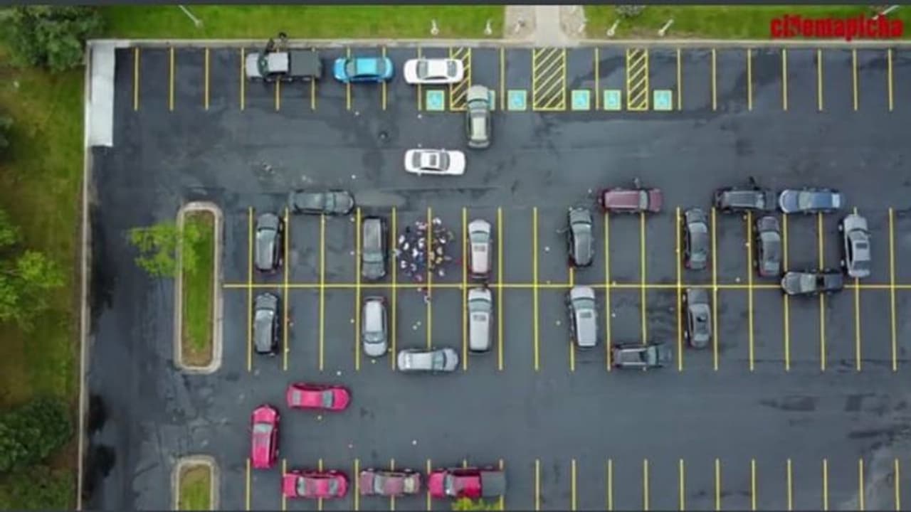 సైరా ఫీవర్.. అమెరికా కార్లతో టైటిల్ సెటప్