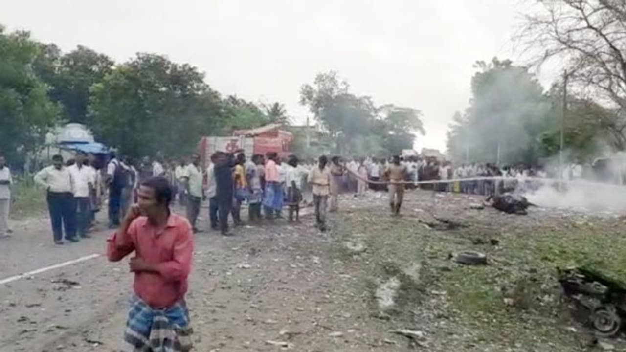 பட்டாசுகள் ஏற்றி சென்ற வாகனம் வெடித்து சிதறல்... தனியாக கிடந்த 2 பேர் தலைகள்..! பட்டாசுகள் ஏற்றி சென்ற வாகனம் வெடித்து சிதறல்... தனியாக கிடந்த 2 பேர் தலைகள்..!