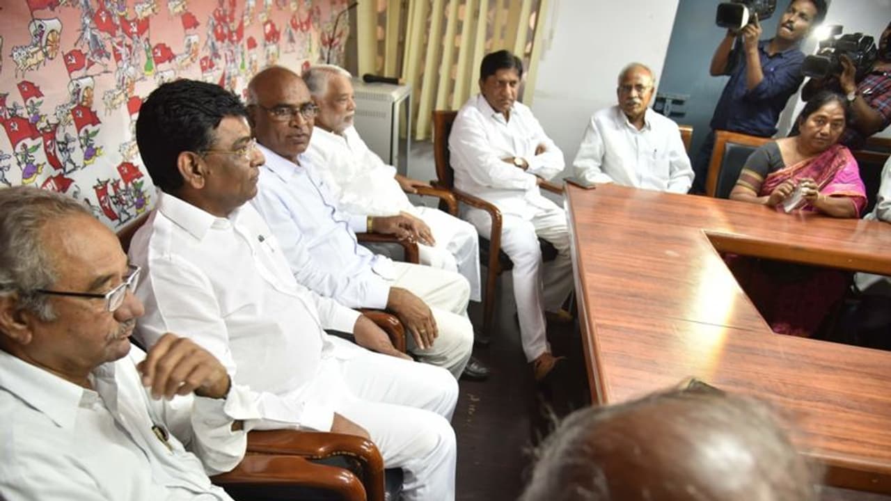 బిజెపి భయం: హుజూర్ నగర్ లో టీఆర్ఎస్ కు మద్దతు వెనక...