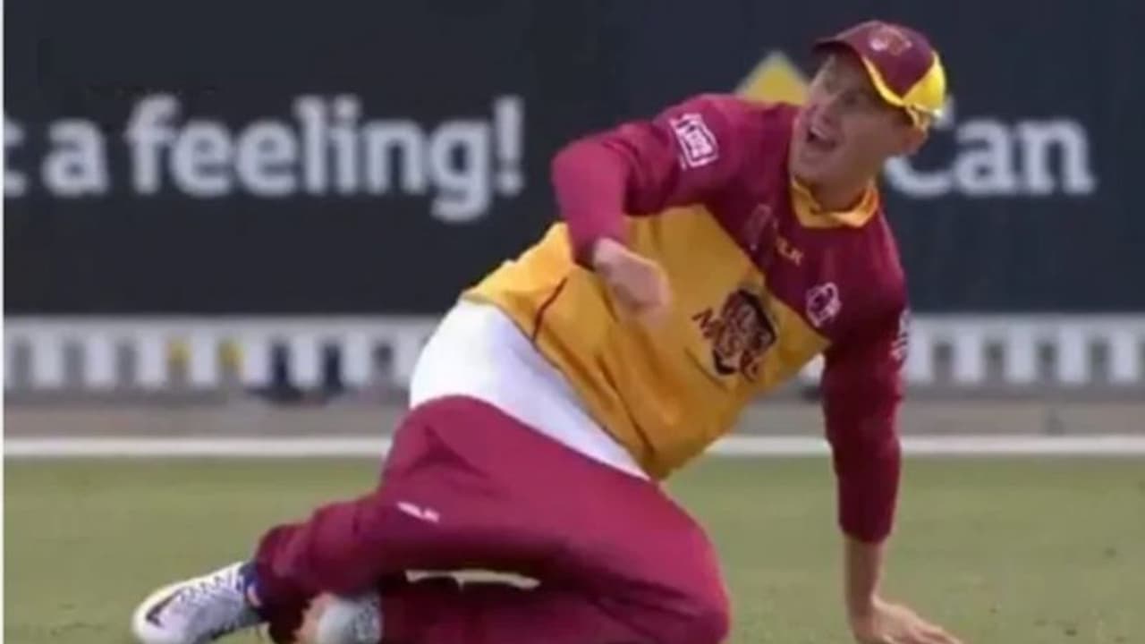 പാന്റഴിഞ്ഞതൊന്നും ഒരു പ്രശ്നമായില്ല; ചിരിപടര്ത്തി ഓസീസ് താരത്തിന്റെ റണൗട്ട് വീഡിയോ പാന്റഴിഞ്ഞതൊന്നും ഒരു പ്രശ്നമായില്ല; ചിരിപടര്ത്തി ഓസീസ് താരത്തിന്റെ റണൗട്ട് വീഡിയോ