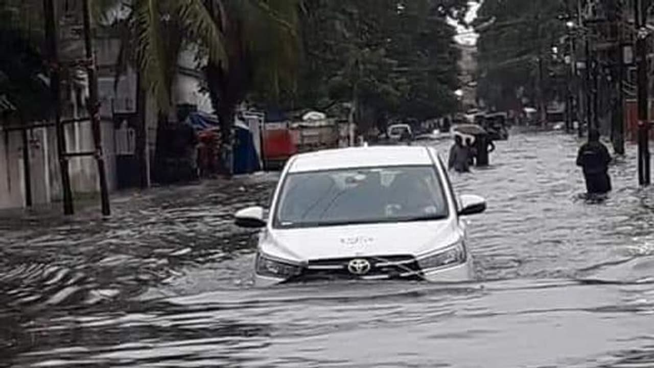 బీహార్లో భారీ వర్షాలు: వరదల్లో చిక్కుకున్న ఉపముఖ్యమంత్రి ఫ్యామిలీ బీహార్లో భారీ వర్షాలు: వరదల్లో చిక్కుకున్న ఉపముఖ్యమంత్రి ఫ్యామిలీ