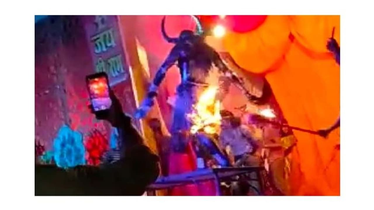 आग में झुलसा रामलीला में ताड़का का रोल कर रहा कलाकार, हालत गंभीर आग में झुलसा रामलीला में ताड़का का रोल कर रहा कलाकार, हालत गंभीर