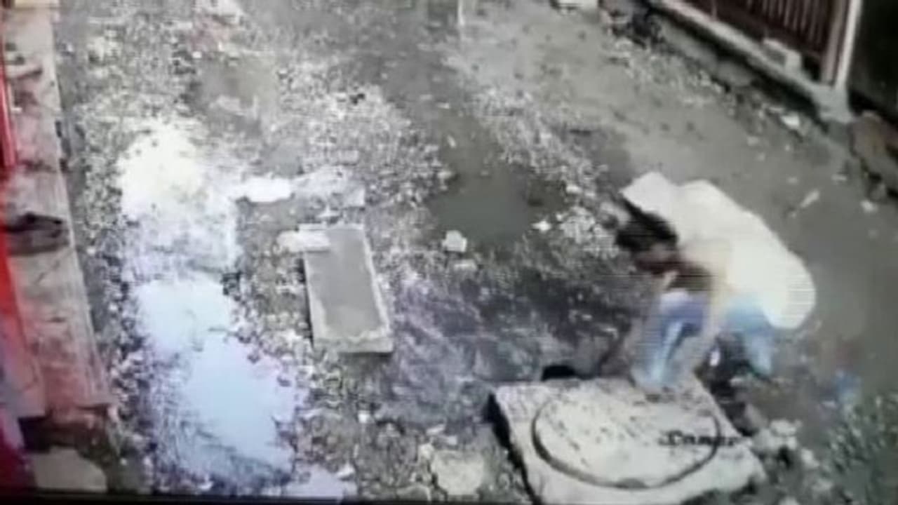 എട്ടടി ആഴമുള്ള അഴുക്കുചാലില് വീണ് നാലുവയസ്സുകാരി; അധികൃതരുടെ അനാസ്ഥയെന്ന് നാട്ടുകാര് എട്ടടി ആഴമുള്ള അഴുക്കുചാലില് വീണ് നാലുവയസ്സുകാരി; അധികൃതരുടെ അനാസ്ഥയെന്ന് നാട്ടുകാര്