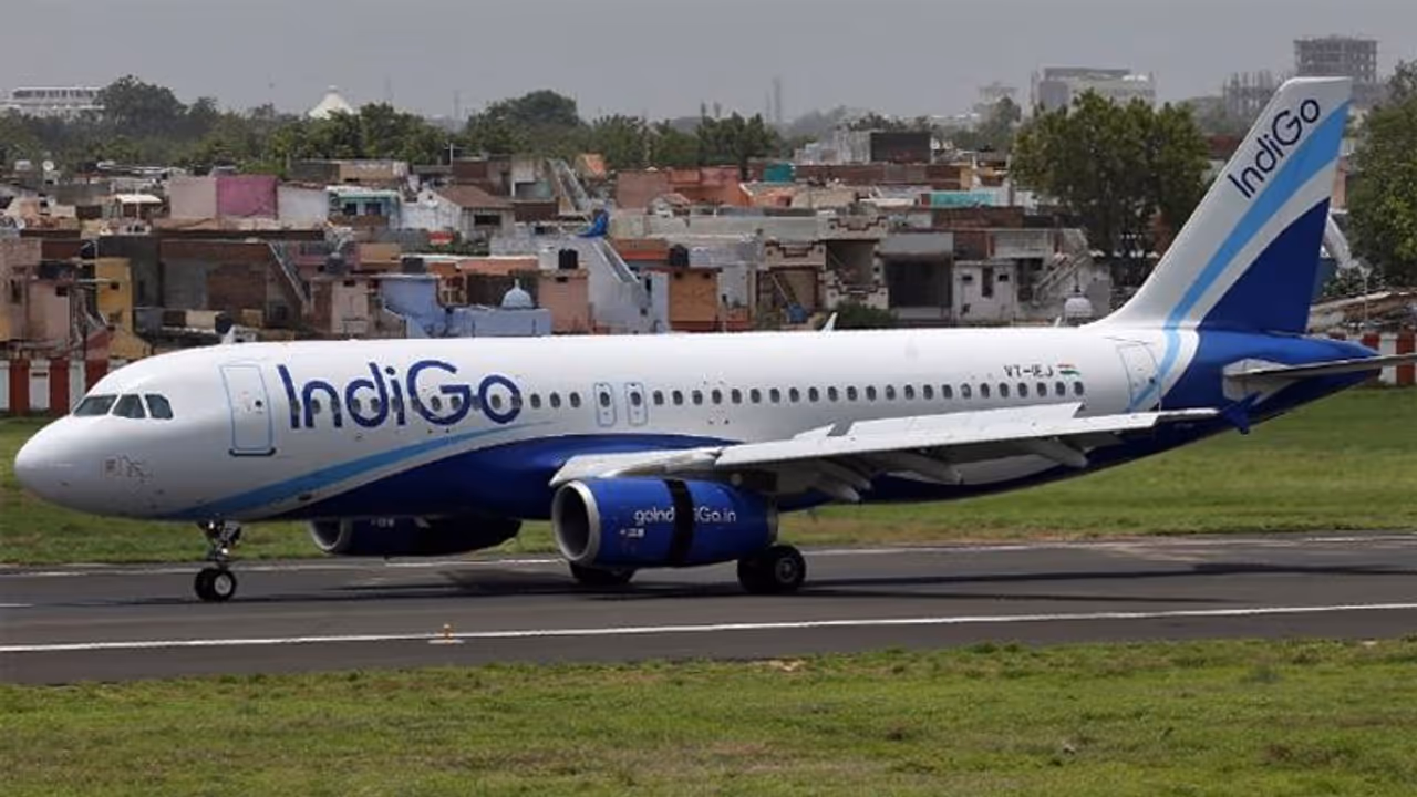 इंजन में आग लगने से गोवा से दिल्ली जा रहे 'इंडिगो' विमान की हुई इमरजेंसी लैंडिंग इंजन में आग लगने से गोवा से दिल्ली जा रहे 'इंडिगो' विमान की हुई इमरजेंसी लैंडिंग