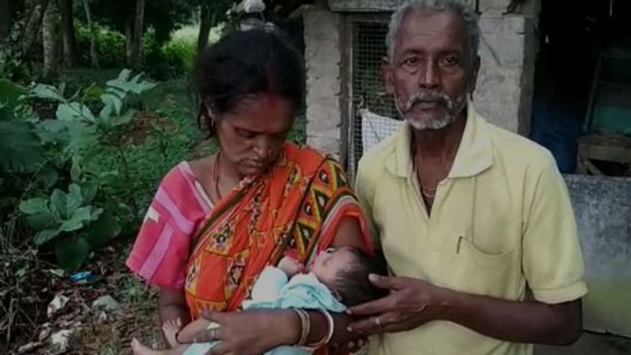 নাতিকে চুরি করে পালাল দিদিমা, মায়ের কোলে ফেরাল পুলিশ নাতিকে চুরি করে পালাল দিদিমা, মায়ের কোলে ফেরাল পুলিশ