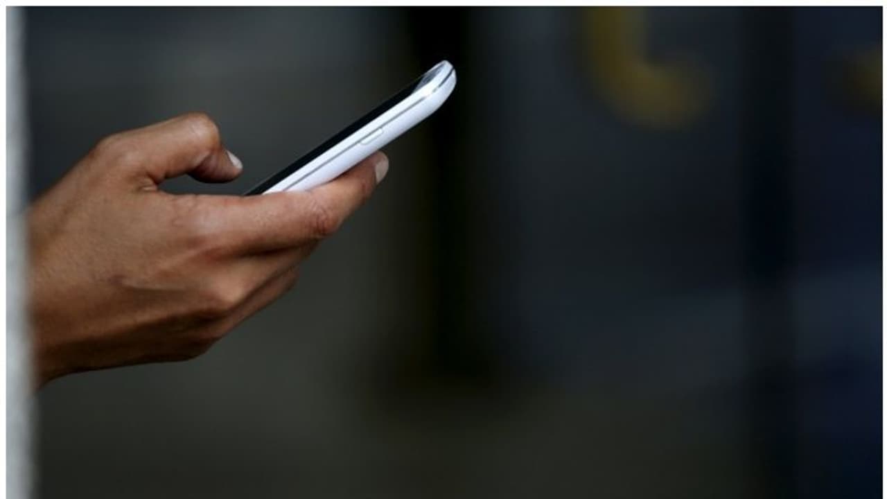 ಪರೀಕ್ಷೆ ವೇಳೆ ಅಧಿಕಾರಿಗಳಿಗೂ ಫೋನ್ ಬಳಕೆ ನಿಷೇಧ ಪರೀಕ್ಷೆ ವೇಳೆ ಅಧಿಕಾರಿಗಳಿಗೂ ಫೋನ್ ಬಳಕೆ ನಿಷೇಧ