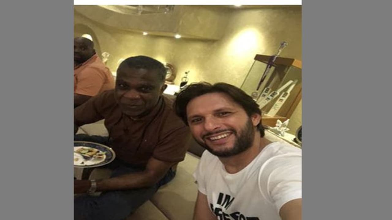 అఫ్రిది ఇంట్లో విందుకు హాజరైన హోల్డర్... పాక్ భద్రతపై కామెంట్స్ అఫ్రిది ఇంట్లో విందుకు హాజరైన హోల్డర్... పాక్ భద్రతపై కామెంట్స్