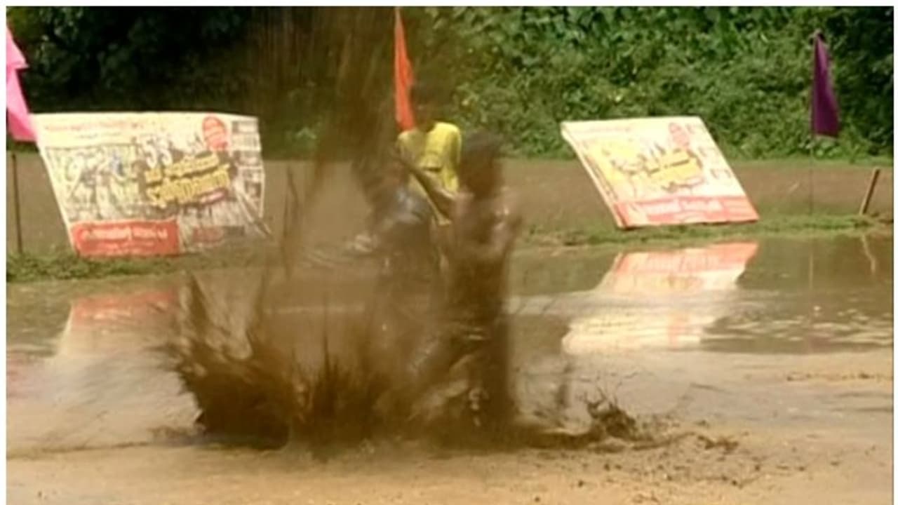 ഇടുക്കിയിലും മഡ് ഫുട്ബോൾ; പാടത്ത് ചെളി നിറച്ച് കളമൊരുക്കി ഇടുക്കിയിലും മഡ് ഫുട്ബോൾ; പാടത്ത് ചെളി നിറച്ച് കളമൊരുക്കി