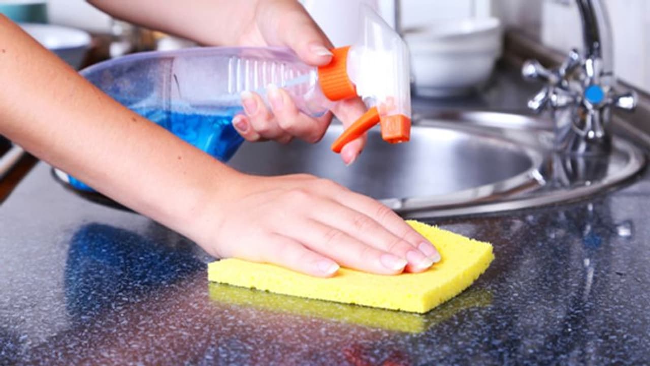 അടുക്കള വൃത്തിയാക്കുമ്പോൾ ഈ 4 കാര്യങ്ങൾ ശ്രദ്ധിക്കണേ... അടുക്കള വൃത്തിയാക്കുമ്പോൾ ഈ 4 കാര്യങ്ങൾ ശ്രദ്ധിക്കണേ...