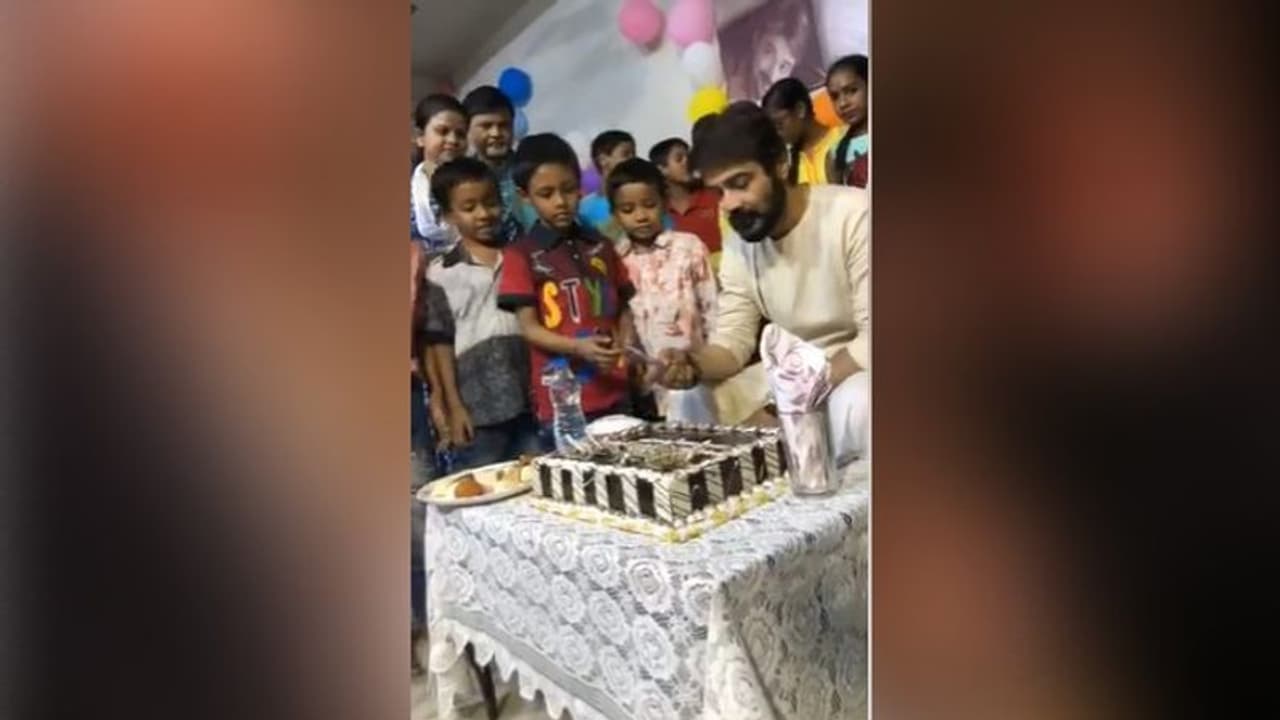 জন্মদিনের সকালে আনন্দঘর এ প্রসেনজিৎ, ছোট শিশুদের সঙ্গে কাটলেন কেক জন্মদিনের সকালে আনন্দঘর এ প্রসেনজিৎ, ছোট শিশুদের সঙ্গে কাটলেন কেক