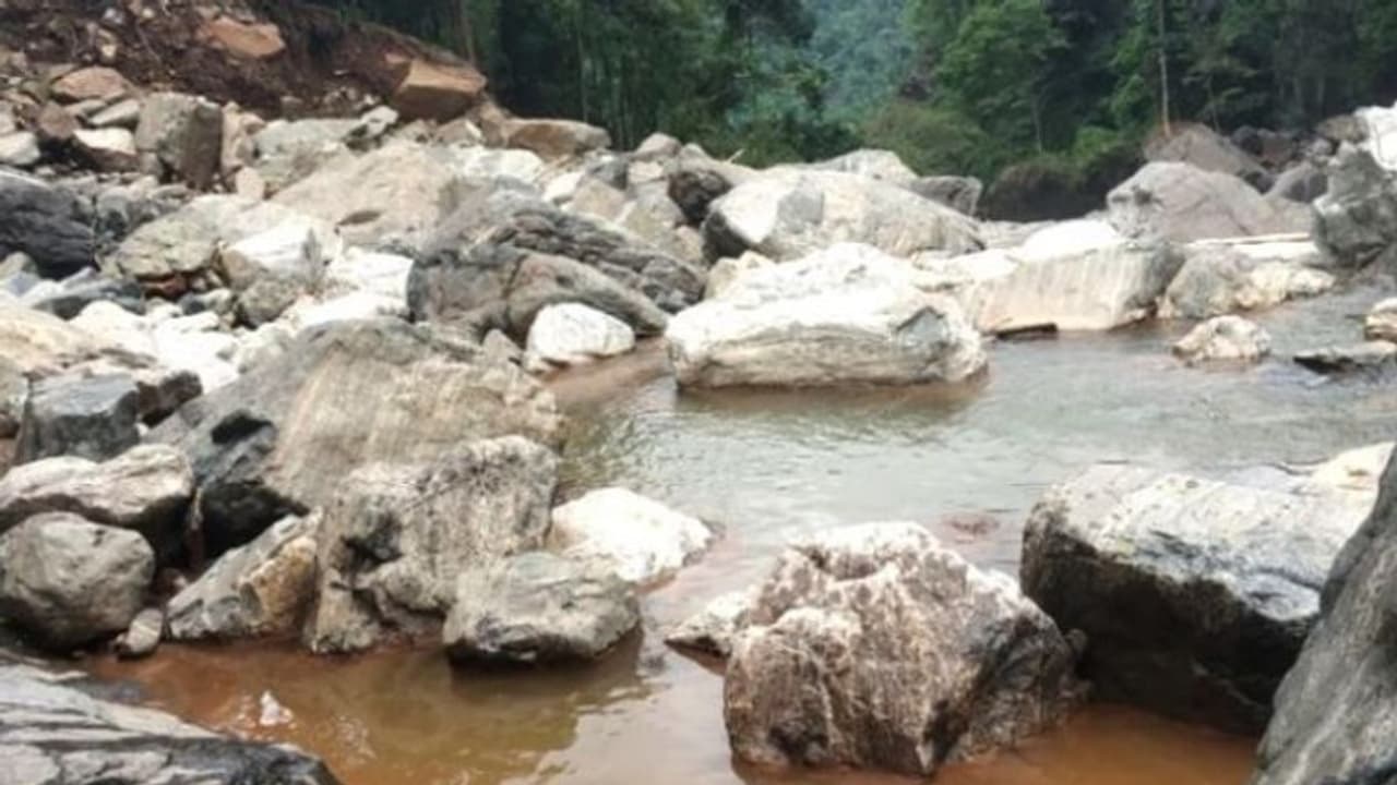 ദുരന്തബാധിതര്ക്ക് ധനസഹായം ലഭിച്ചില്ല; പുത്തുമലയില് മുളത്തൈകള് നടുന്നത് തടഞ്ഞ് നാട്ടുകാര് ദുരന്തബാധിതര്ക്ക് ധനസഹായം ലഭിച്ചില്ല; പുത്തുമലയില് മുളത്തൈകള് നടുന്നത് തടഞ്ഞ് നാട്ടുകാര്