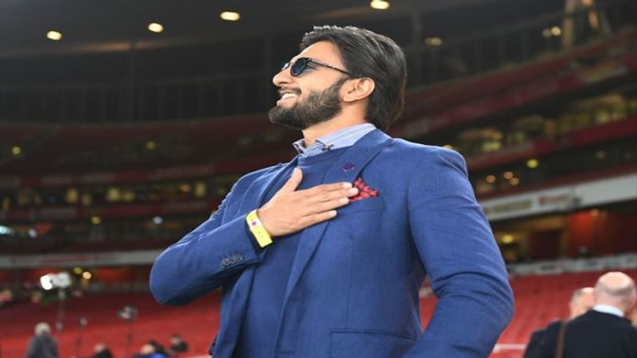 নিজের ছবির গানে আর্সেনালকে সমর্থন রণবীরের, ভিডিও ভাইরাল সোশ্যাল মিডিয়ায় নিজের ছবির গানে আর্সেনালকে সমর্থন রণবীরের, ভিডিও ভাইরাল সোশ্যাল মিডিয়ায়