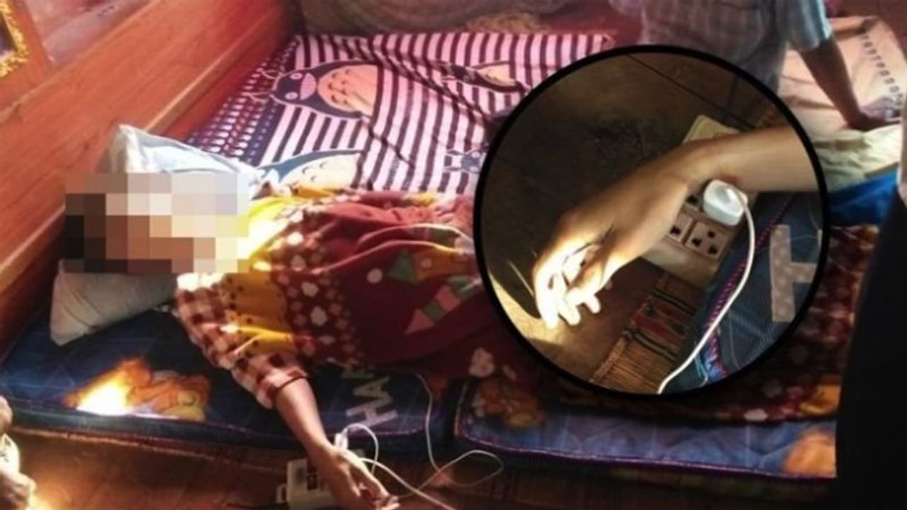 नींद में चार्जर पर चला गया युवक का हाथ, सुबह खौफनाक हालत में मिली लाश नींद में चार्जर पर चला गया युवक का हाथ, सुबह खौफनाक हालत में मिली लाश