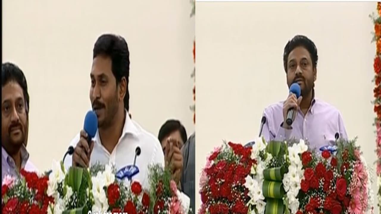 దేవుడి బిడ్డ కాబట్టే ఉద్యోగాలు, జగన్ ను నిత్యం పూజించాలి : మున్సిపల్ కమిషనర్ పొగడ్తలు