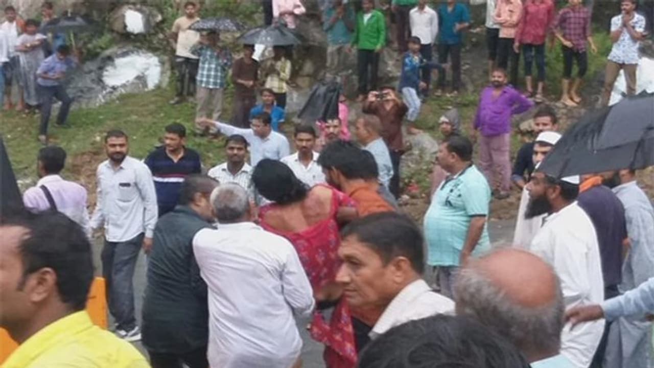 గుజరాత్ లో ఘోరరోడ్డు ప్రమాదం: 18 మంది మృతి, 32 మందికి గాయాలు గుజరాత్ లో ఘోరరోడ్డు ప్రమాదం: 18 మంది మృతి, 32 మందికి గాయాలు