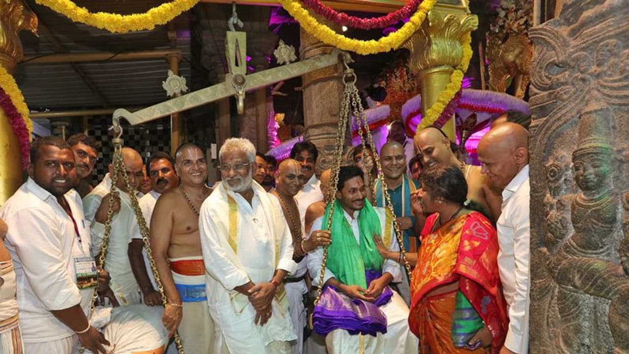 శ్రీవారికి ముఖ్యమంత్రి తులాభారం: జగన్ వెయిట్ ఎంతంటే.... శ్రీవారికి ముఖ్యమంత్రి తులాభారం: జగన్ వెయిట్ ఎంతంటే....