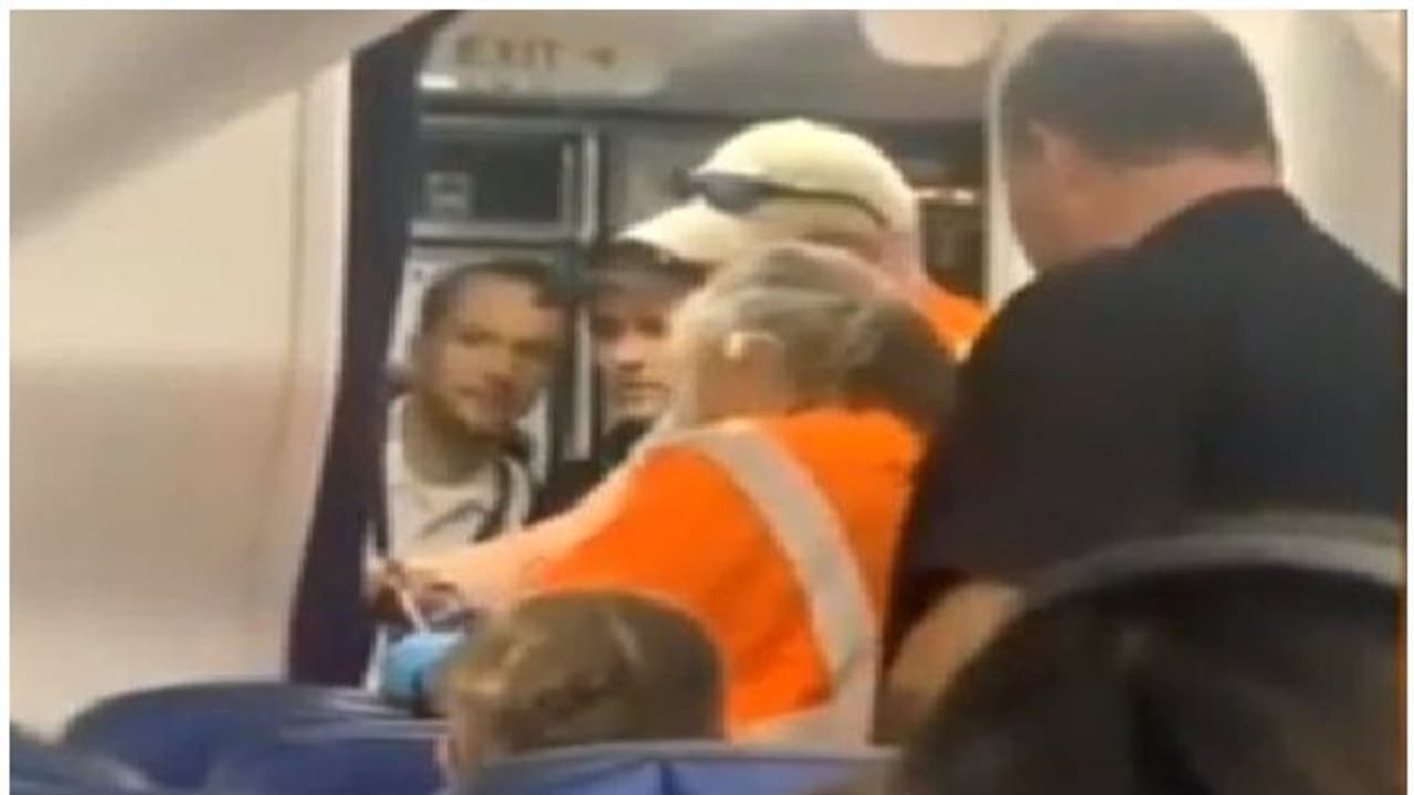 യാത്രക്കാരി ടോയ്ലറ്റിനുള്ളില് കുടുങ്ങി; വിമാനജീവനക്കാര് ചെയ്തത് യാത്രക്കാരി ടോയ്ലറ്റിനുള്ളില് കുടുങ്ങി; വിമാനജീവനക്കാര് ചെയ്തത്