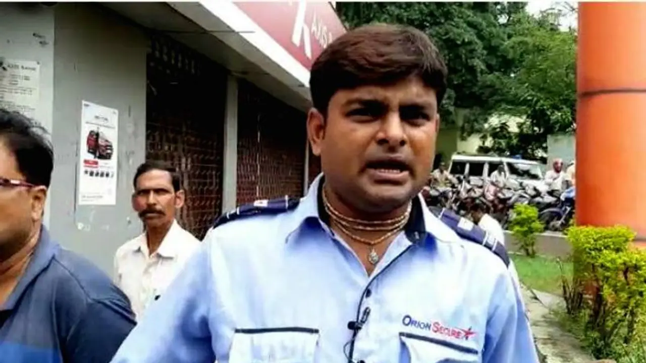 গ্রাহক সেজে দুর্গাপুরের ব্যাঙ্কে দুষ্কৃতী দল, লুঠের ছক একা রুখে দিলেন এই নিরাপত্তারক্ষী গ্রাহক সেজে দুর্গাপুরের ব্যাঙ্কে দুষ্কৃতী দল, লুঠের ছক একা রুখে দিলেন এই নিরাপত্তারক্ষী