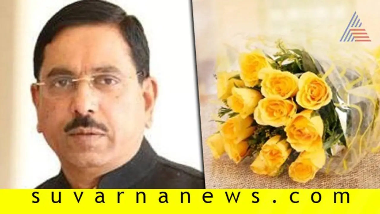 ಬೊಕೆ ಕೊಟ್ರೆ ನೋ ಪ್ಲಾಸ್ಟಿಕ್ ಎಂದ್ರು ಕೇಂದ್ರ ಸಚಿವ..!