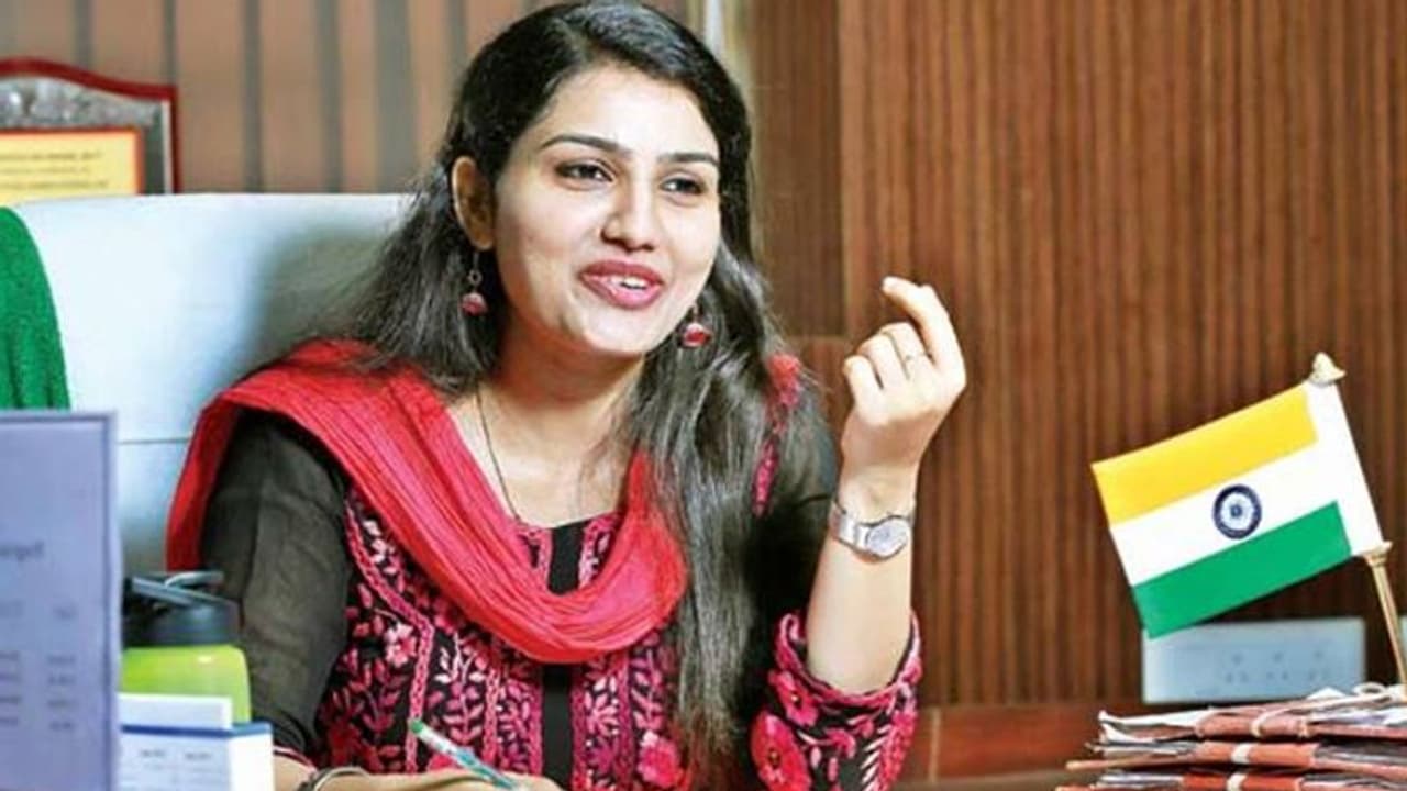 സ്ഥലം മാറ്റത്തിന് തൊട്ടുമുമ്പേ നാല് വ്യാജപട്ടയങ്ങള് റദ്ദാക്കി രേണുരാജ് സ്ഥലം മാറ്റത്തിന് തൊട്ടുമുമ്പേ നാല് വ്യാജപട്ടയങ്ങള് റദ്ദാക്കി രേണുരാജ്