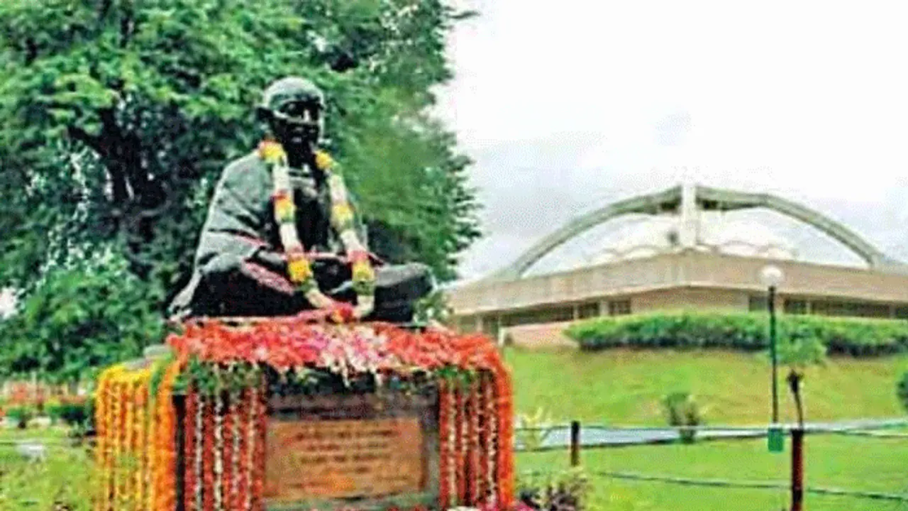 మహాత్మాగాంధీ జయంతి: బాపుఘాట్ లో తమిళిసై, కేసీఆర్ నివాళులు మహాత్మాగాంధీ జయంతి: బాపుఘాట్ లో తమిళిసై, కేసీఆర్ నివాళులు