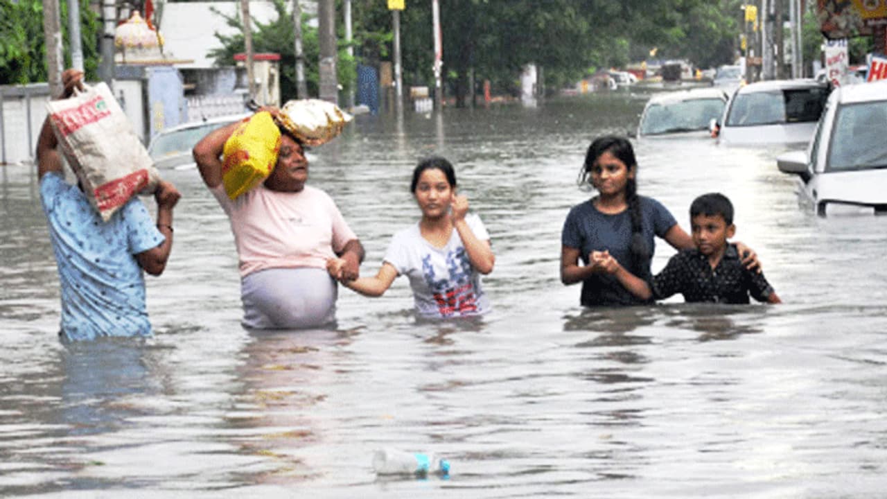 ಬಾಗಲಕೋಟೆ: ಕಂಕನವಾಡಿಯಲ್ಲಿ 50 ಮನೆಗಳು ಮುಳುಗಡೆ ಬಾಗಲಕೋಟೆ: ಕಂಕನವಾಡಿಯಲ್ಲಿ 50 ಮನೆಗಳು ಮುಳುಗಡೆ