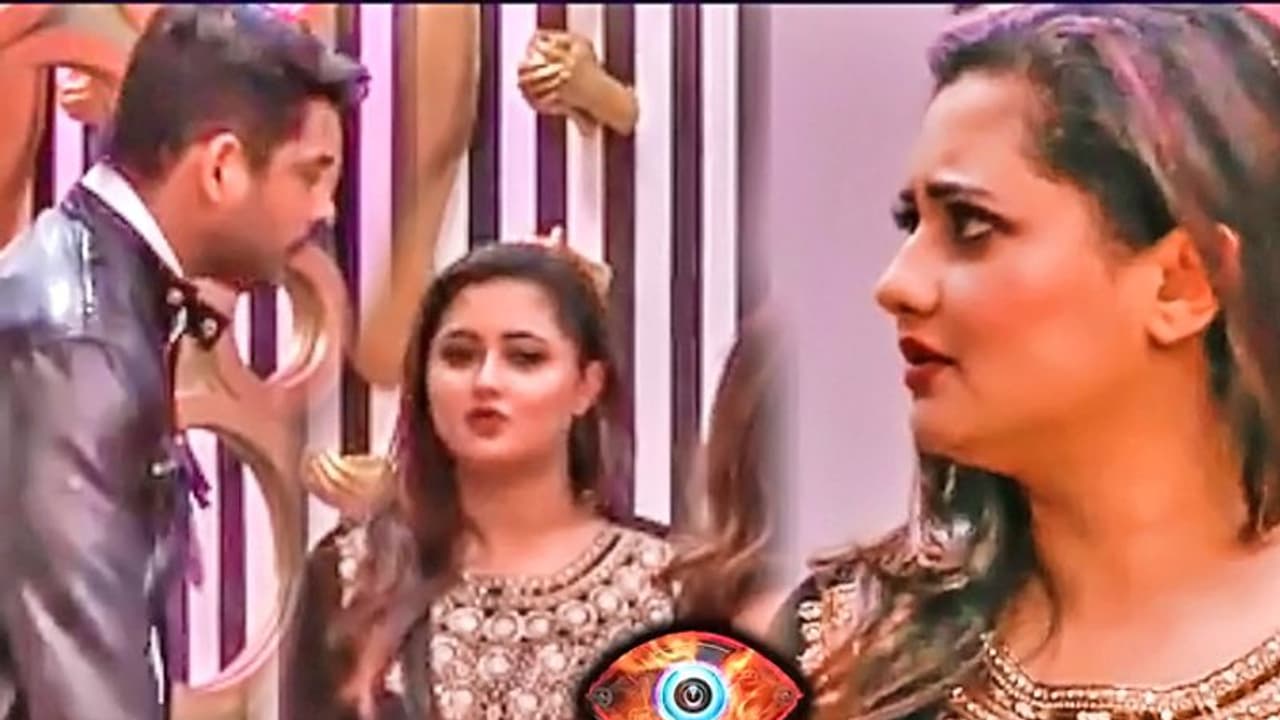 Bigg Boss: पहले दिन ही रश्मि को इस कंटेस्टेंट के साथ बेड शेयर करने में हुई दिक्कत Bigg Boss: पहले दिन ही रश्मि को इस कंटेस्टेंट के साथ बेड शेयर करने में हुई दिक्कत