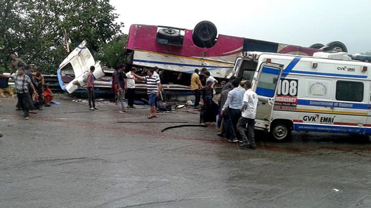 बारिश के चलते छाया हुआ था हल्का अंधेरा, तभी मौत की घाटी पर चढ़ी थी यह बस बारिश के चलते छाया हुआ था हल्का अंधेरा, तभी मौत की घाटी पर चढ़ी थी यह बस