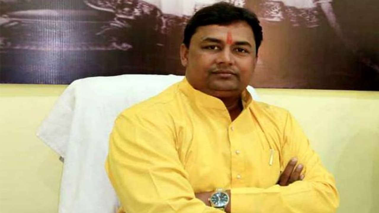 बदमाशों ने घर में घुसकर नगर पंचायत अध्यक्ष को मारी गोली, इलाज के दौरान मौत बदमाशों ने घर में घुसकर नगर पंचायत अध्यक्ष को मारी गोली, इलाज के दौरान मौत