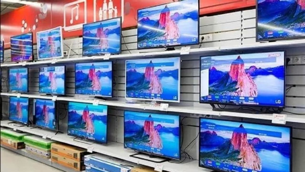 बिना चुनाव आए यहां सरकार ने गरीबों को बांटे 32 इंच के टीवी सेट, 6 लाख लोगों ने उठाया फायदा बिना चुनाव आए यहां सरकार ने गरीबों को बांटे 32 इंच के टीवी सेट, 6 लाख लोगों ने उठाया फायदा