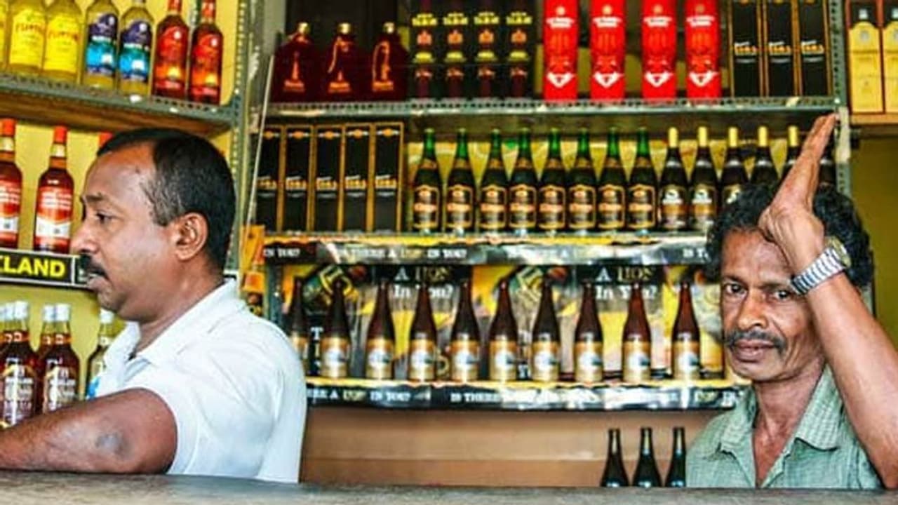 మందుబాబులకు షాక్: మద్యం రేట్లు పెంచిన తెలంగాణ సర్కార్ మందుబాబులకు షాక్: మద్యం రేట్లు పెంచిన తెలంగాణ సర్కార్