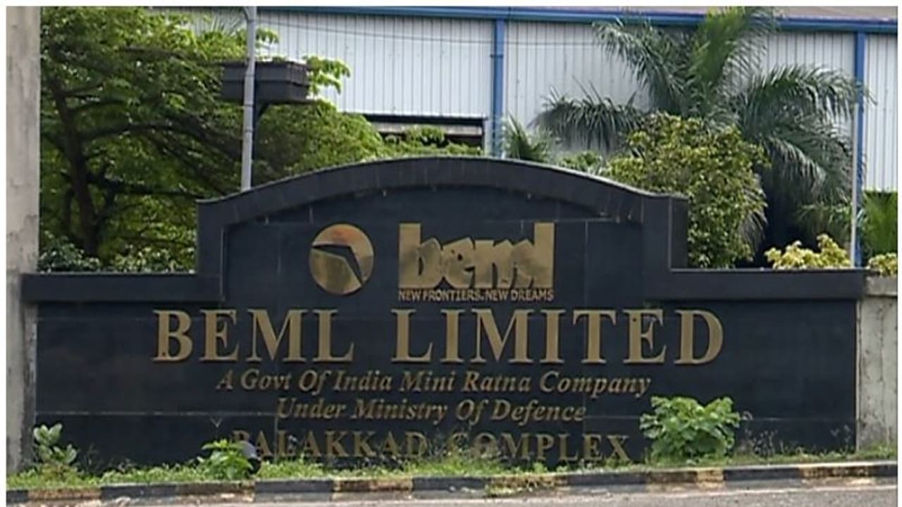 BEML Protest: ಕೆಜಿಎಫ್ ಬೆಮೆಲ್‌ ಖಾಸಗೀಕರಣಕ್ಕೆ ಕಾರ್ಮಿಕರ ವಿರೋಧ, ಗೇಟ್ ಮುಚ್ಚಿ ಪ್ರೊಟೆಸ್ಟ್