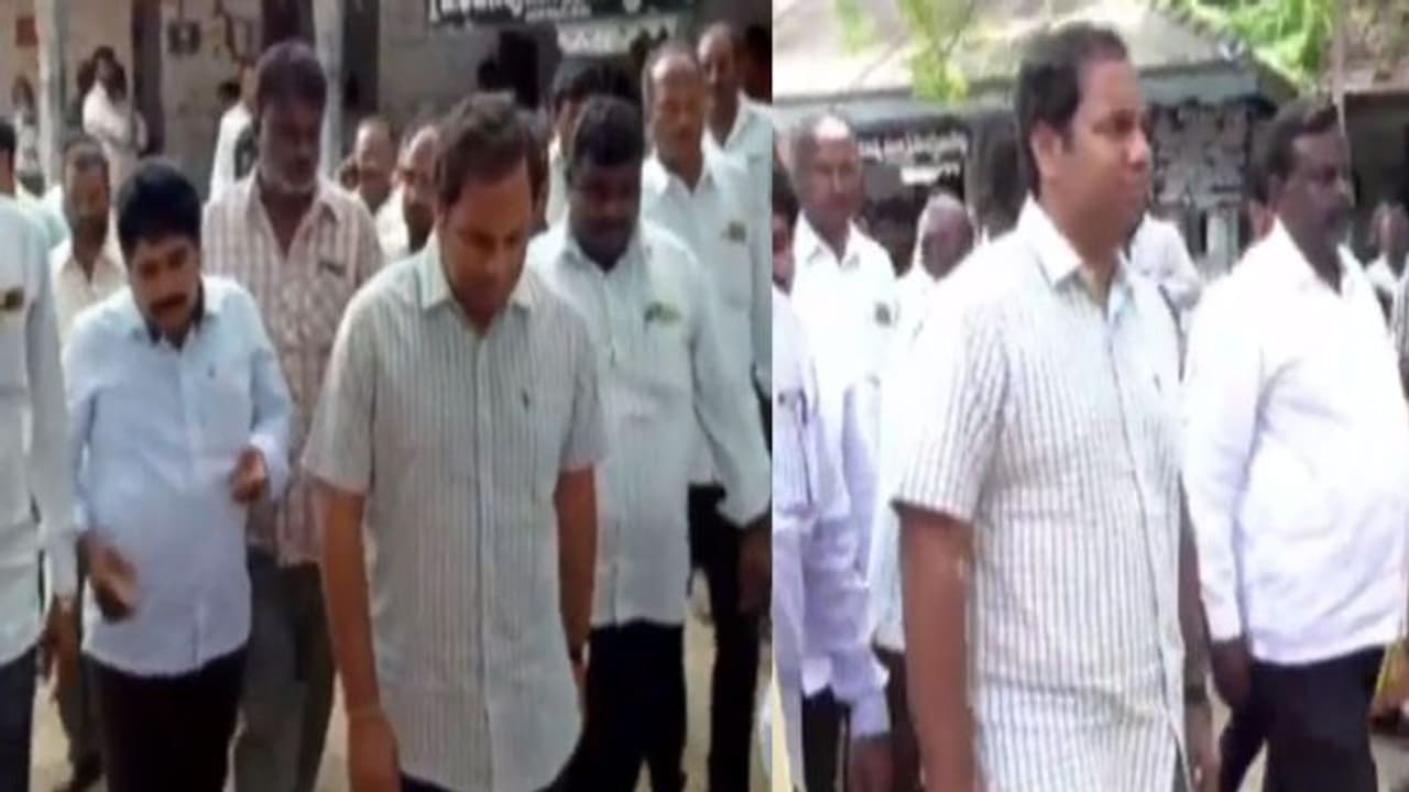 ల్యాప్టాప్ల మాయం కేసు: పోలీస్ స్టేషన్లో లొంగిపోయిన కోడల శివరాం, బెయిల్ ల్యాప్టాప్ల మాయం కేసు: పోలీస్ స్టేషన్లో లొంగిపోయిన కోడల శివరాం, బెయిల్