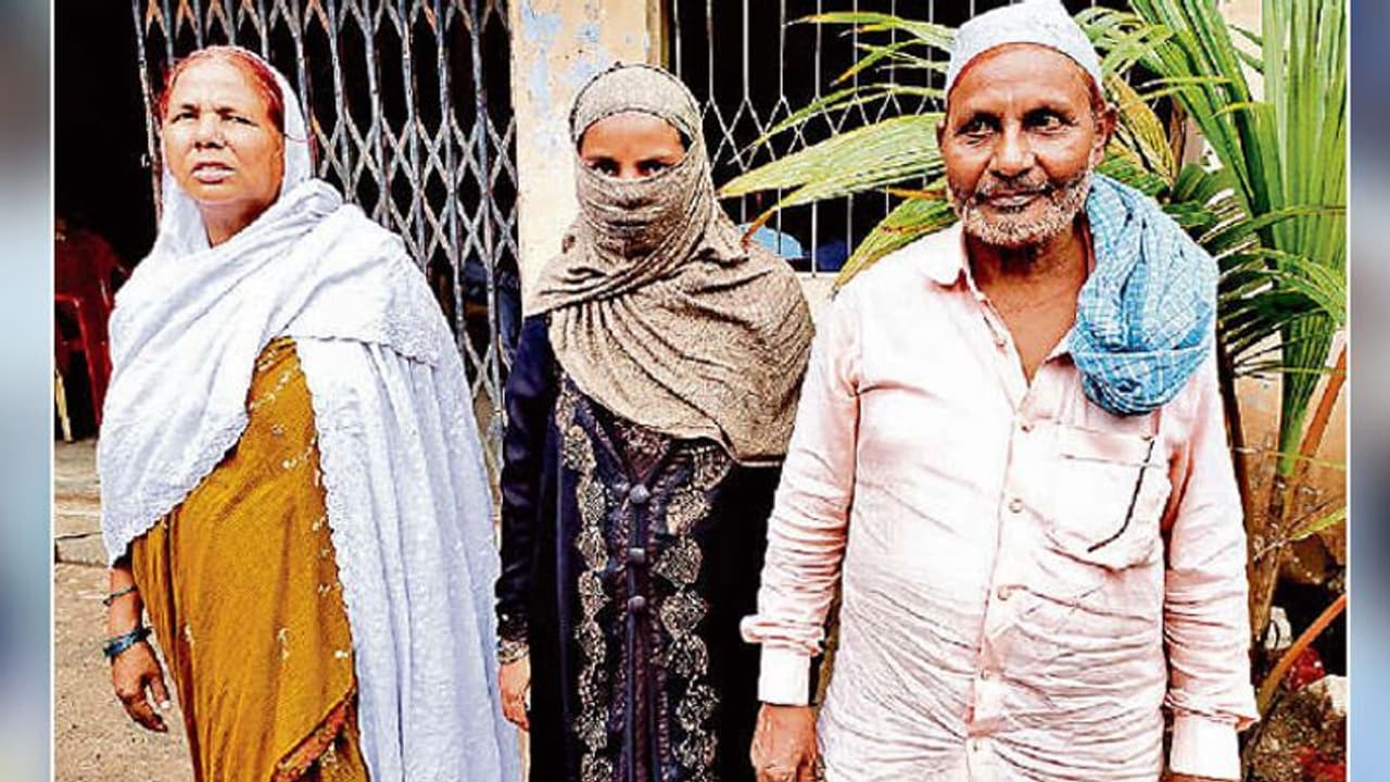 घर के नीचे खड़ी थी बीवी, छत पर चढ़कर चीखा शौहर 'तलाक तलाक तलाक' घर के नीचे खड़ी थी बीवी, छत पर चढ़कर चीखा शौहर 'तलाक तलाक तलाक'