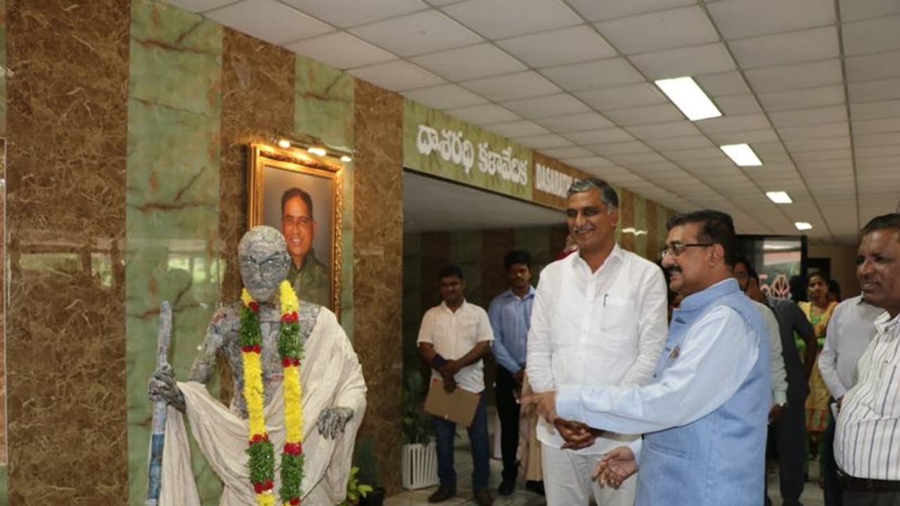 వేస్ట్ పేపర్ తో గాంధీ విగ్రహం: ఆవిష్కరించిన మంత్రి హరీష్ రావు వేస్ట్ పేపర్ తో గాంధీ విగ్రహం: ఆవిష్కరించిన మంత్రి హరీష్ రావు