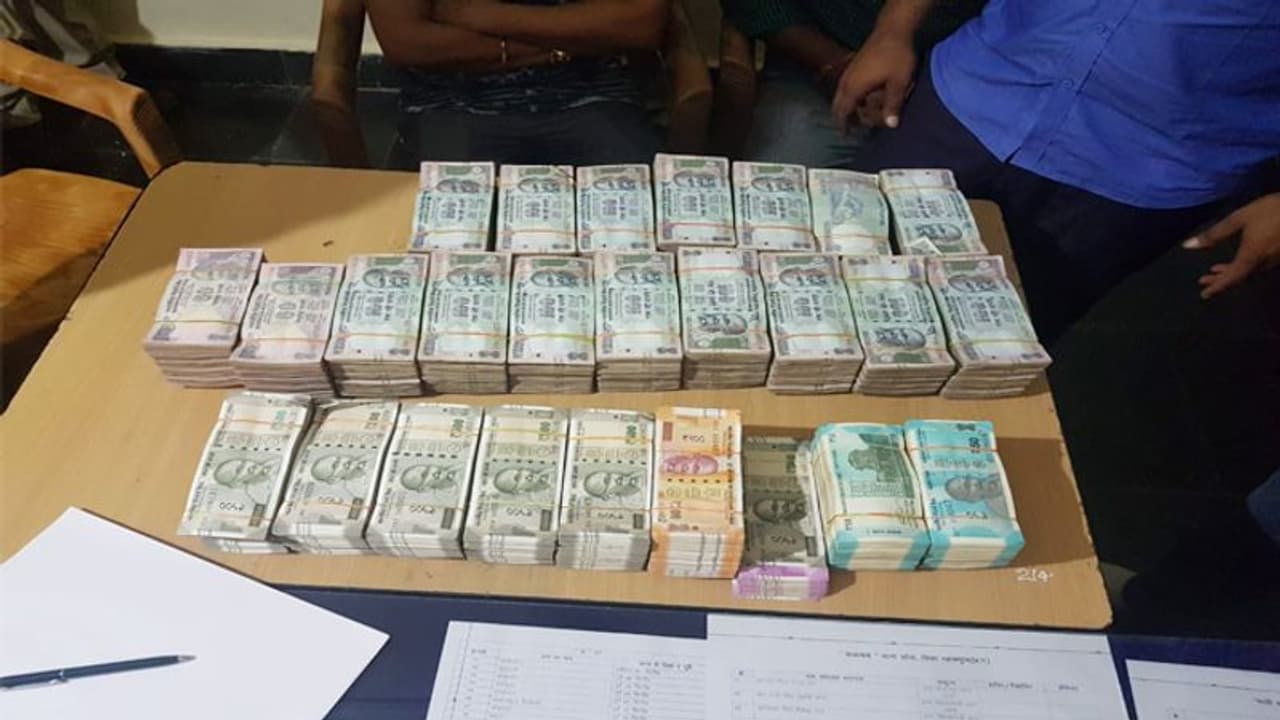 ఏపీలో కలకలం: 13 జిల్లాల్లోని రిజిస్ట్రార్ ఆఫీసులపై ఏసీబీ దాడులు ఏపీలో కలకలం: 13 జిల్లాల్లోని రిజిస్ట్రార్ ఆఫీసులపై ఏసీబీ దాడులు