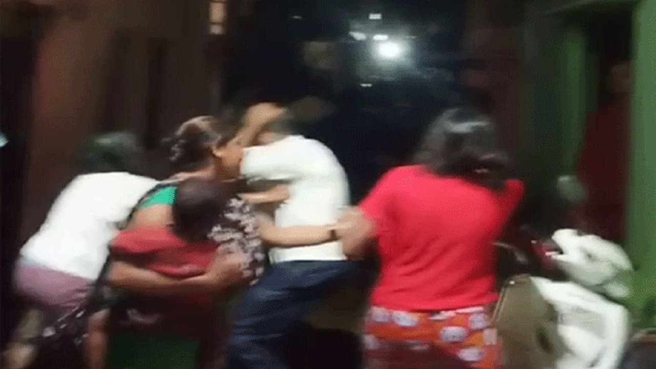 पिता बेरहमी से करता रहा बच्चे की पिटाई, मां ने रोका तो नहीं बल्कि बनाती रही वीडियो पिता बेरहमी से करता रहा बच्चे की पिटाई, मां ने रोका तो नहीं बल्कि बनाती रही वीडियो