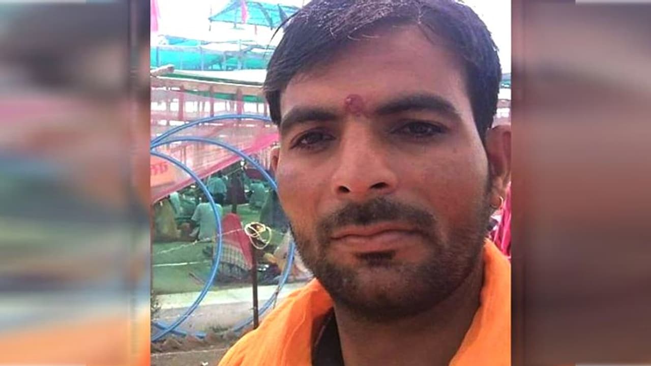 पुलिस की प्रताड़ना से तंग युवक ने की आत्महत्या, चौकी इंचार्ज व सिपाही पर केस दर्ज पुलिस की प्रताड़ना से तंग युवक ने की आत्महत्या, चौकी इंचार्ज व सिपाही पर केस दर्ज